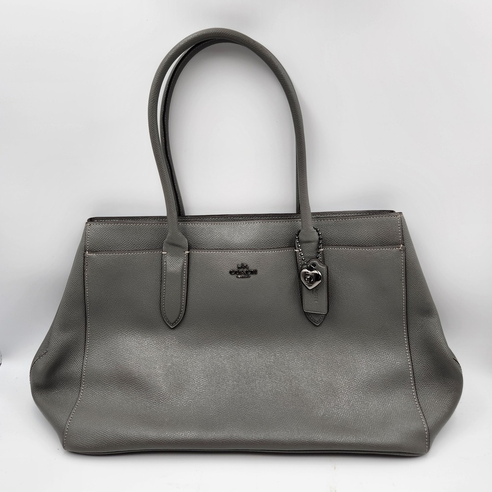 COACH pebbled leather hand bag gray heart charm signature logo Pockets Snaps